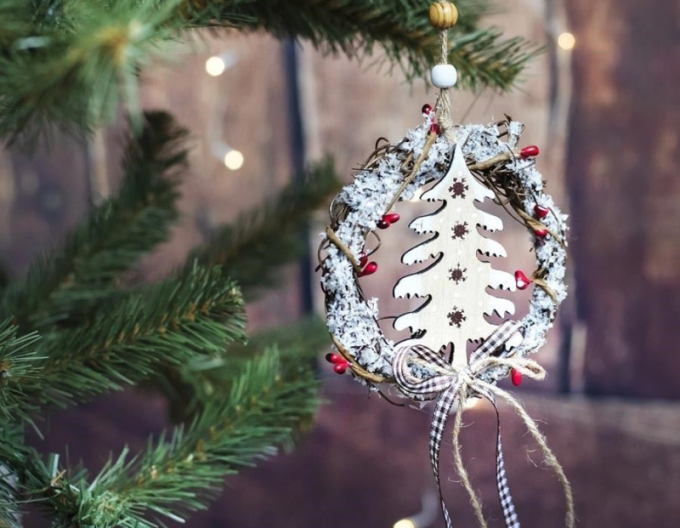 Dekorativer Kranz zum Aufhängen