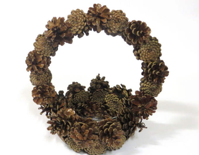 Kiefernzapfenkorb