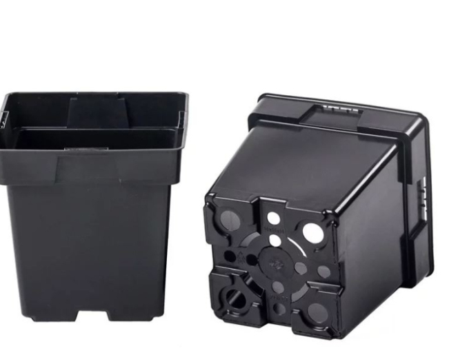 Quadratischer Kunststofftopf 2l, 14 x 14 cm